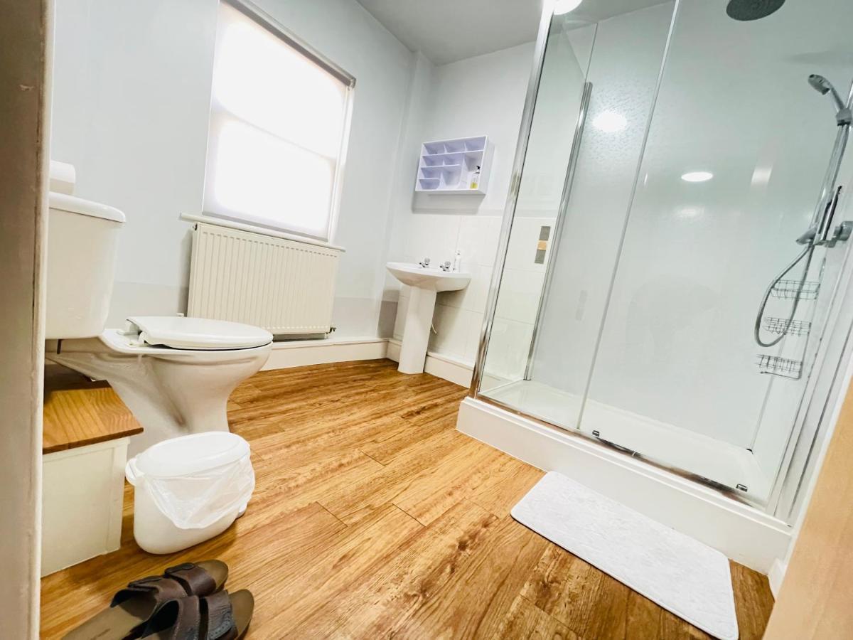 En-Suite For Family,Couple And Females Ланкастер Экстерьер фото
